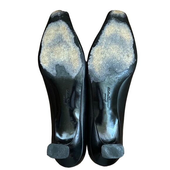Salvatore Ferragamo 8 1/2 B Gancio Leather Pumps - Picture 5 of 8